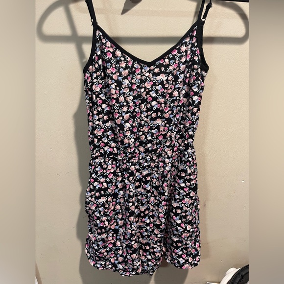 Divided by H&M Floral Romper with Pockets Size 2 - Picture 6 of 9